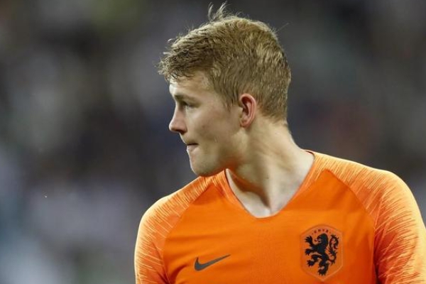 德弗里踢什么位置？